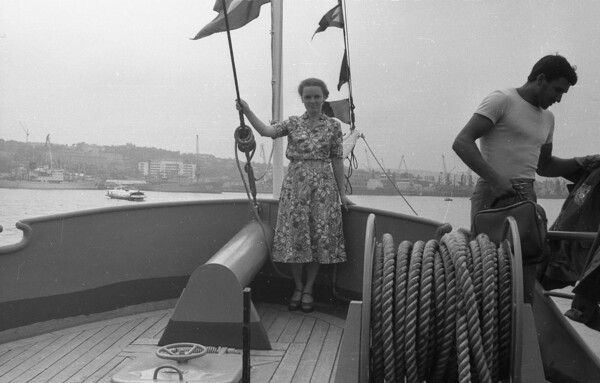 1985년 가을 러시아 극동 골든 혼 베이에서 떠 있는 선박에서 한 여인이 기념사진ㄴ응ㄹ 찍고있다. 사진/프리마미디어 제공.