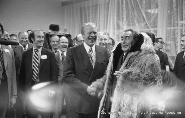 1974년 11월 블라디보스토크에서 소련과 미국 지도자 레오니드 브레즈네프와 제럴드 포드의 역사적 만남/미국 정부 국립 기록 보관소